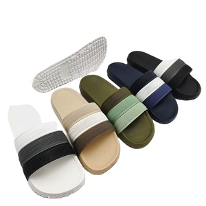 Nouvelles sandales plates pour hommes 2026 – Vente en gros de claquettes et sandales de créateur pour hommes et femmes, idéales pour la maison et le printemps - Product Image 1