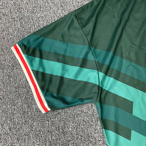 เสื้อฟุตบอลพิมพ์ลายเรขาคณิตสีเขียวสไตล์เรโทรแบบกำหนดเอง แห้งเร็ว ระบายอากาศได้ดี เสื้อผ้าสตรีทแวร์สำหรับกีฬาฟุตบอล - Product Image 4