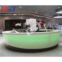 Comptoir de bar en surface solide avec éclairage LED RGB et musique pour centre commercial, hôtel, salle de sport, sous-sol, café, boisson