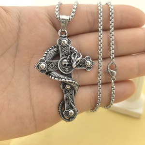 Pendentif en acier inoxydable en forme <span class=keywords><strong>de</strong></span> <span class=keywords><strong>serpent</strong></span> enroulé, <span class=keywords><strong>squelette</strong></span> <span class=keywords><strong>de</strong></span> dragon imposant, sonore et tendance, directement <span class=keywords><strong>de</strong></span> l'usine - Product Image 4