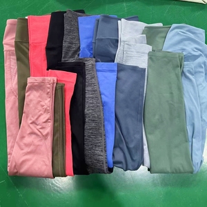 Balles de vêtements de yoga en surplus d'usine Couleurs mélangées Tailles Leggings pour femmes Pantalons de sport Prix bon marché pour la vente en gros et les revendeurs - Product Image 2