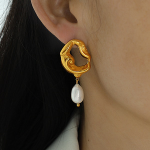 Pendientes colgantes irregulares chapados en oro de 18k estilo retro francés con perla de agua dulce para mujer, joyería de fiesta - Product Image 4