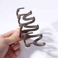 Pince à cheveux Daou personnalisée, couleur unie, mate, forme ondulée, en caoutchouc, grande pince à cheveux en plastique, accessoire capillaire d'été pour femme