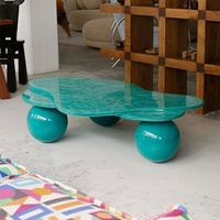 Table basse moderne de luxe de forme irrégulière, base sculpturale en FRP, plateau rond en verre, table centrale pour salon, mobilier design artistique