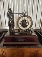 Horloge de table/bureau mécanique de style français en laiton antique et bronze, avec roulement à billes industriel et bois de rose massif