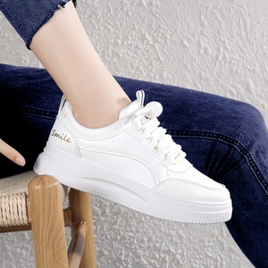 Chaussures souples blanches respirantes pour femme, nouvelle conception en maille fine, polyvalentes, décontractées, à semelle épaisse, pour étudiantes, sport et course à pied - Product Image 6