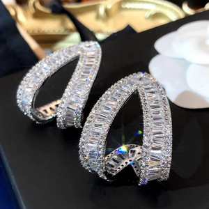 Orecchini a Perno Triangolari Semplici e Cavi per Donne, Accessori per Orecchie Geometrici per Uso Quotidiano, Outfit Casual e Regalo - Product Image 5