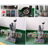 Machine de capsulage linéaire pour bouchons de pompe, compte-gouttes, pulvérisateurs à gâchette, bouchons à vis, bouchons à bec de canard, et pour le scellage de bouteilles de shampoing et de savon, et le capsulage de flacons pulvérisateurs