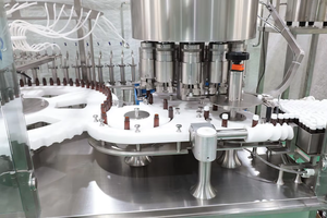 <span class=keywords><strong>Machine</strong></span> de remplissage automatique de flacons en plastique à 16 têtes, ligne d'embouteillage de liquides cosmétiques à haute vitesse - Product Image 5