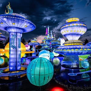 Lanterne Giganti a Tema Fantascientifico -- Installazioni LED di Castelli e Pianeti per Parchi Divertimento, Eventi, Mercati Notturni - Product Image 6