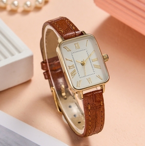 Échelle romaine vintage petit cadran <span class=keywords><strong>rectangulaire</strong></span> Niche tempérament étudiant ceinture en cuir <span class=keywords><strong>montre</strong></span> à quartz pour <span class=keywords><strong>femme</strong></span> - Product Image 2