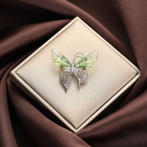 Broche de compromiso para mujer, personalizable al por mayor, de alta calidad, con diseño de mariposa vintage en aleación de oro y circonita de cristal engastada en bisel. - Product Image 3