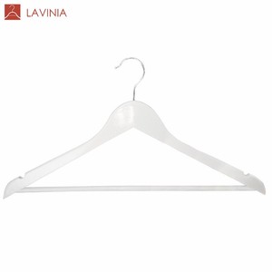 Lavinia <span class=keywords><strong>pas</strong></span> <span class=keywords><strong>cher</strong></span> <span class=keywords><strong>en</strong></span> gros fabricant moderne antidérapant <span class=keywords><strong>cintre</strong></span> personnalisé vêtement manteau costume cintres <span class=keywords><strong>en</strong></span> bois blanc - Product Image 1