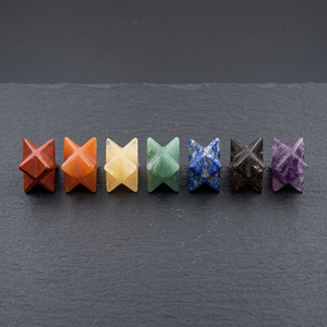 Ensemble de 7 étoiles Merkaba sculptées à la main en pierres précieuses, aux couleurs des chakras, en provenance du Gujarat, pour le Feng Shui et la méditation - Product Image 1