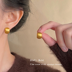 Pendientes de tuerca en forma de C mate chapados en oro de alta calidad de diseño Simple para mujer - Product Image 3