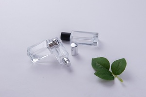 Flacon de <span class=keywords><strong>Parfum</strong></span> Plat Premium en Promotion, Diffuseur 30ml 50ml 100ml, Bouteille de <span class=keywords><strong>Parfum</strong></span> Femme Design Personnalisé en Verre pour <span class=keywords><strong>Parfum</strong></span> - Product Image 4