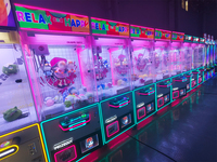 Machine à griffes humaine colorée pour bébés, avec distributeur de pièces, pour la remise de peluches et de prix, jeux d'arcade à prix compétitif