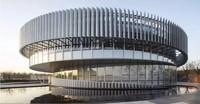 Volets solaires intelligents en aluminium, design moderne, étanches, sécurisés, avec ventilation, électriques/manuels, à profil vertical.
