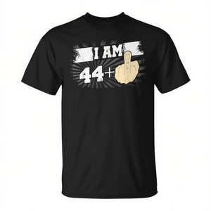 Camiseta para el 45.º cumpleaños con la frase 'I Am 44 Plus One Middle Finger' - Product Image 2