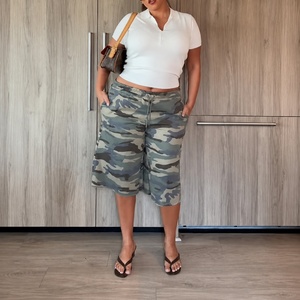 Shorts longs 3/4 pour femmes en coton French Terry, coupe ample, imprimé camouflage personnalisé, effet délavé à l'acide - Product Image 3