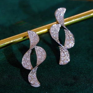 Orecchini a Perno Geometrici Scintillanti con Micro Pavé per Donne, Gioielli per Orecchie Semplici ed Eleganti alla Moda - Product Image 2