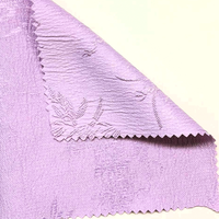 Tissu jacquard élégant en lavande claire avec motif floral froissé, bon tombé pour vêtements féminins