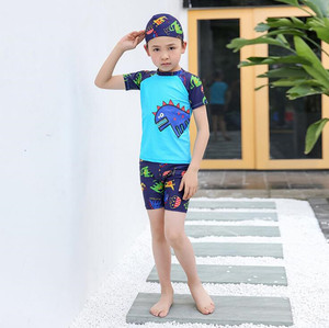 <span class=keywords><strong>Maillot</strong></span> <span class=keywords><strong>de</strong></span> <span class=keywords><strong>bain</strong></span> 3 pièces OEM bon marché pour bébés garçons manches courtes dinosaure Rashguard pantalon à carreaux manches courtes dinosaure bébé - Product Image 4