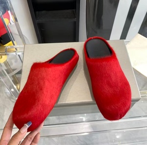 Pantuflas de felpa para hombre y mujer, diseño de suela gruesa, pantuflas suaves de alta calidad, pantuflas de piel sintética a la moda, pantuflas de lana cómodas e informales - Product Image 4