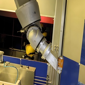 หุ่นยนต์ FANUC M-2000iA/1200 แบบ Heavy-duty 6 แกน ความยาวแขน 3734 มม. สำหรับงานโหลด ขนย้าย ประกอบ จัดเรียงสินค้า และงานชิ้นส่วนโครงสร้าง - Product Image 1