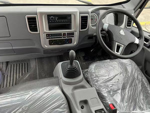 Personnalisation de l'exportation HOWO 4X2 RHD Driver 8000 litres <span class=keywords><strong>camion</strong></span>-<span class=keywords><strong>citerne</strong></span> de carburant avec 4 compartiments deux distributeurs de ravitaillement - Product Image 6