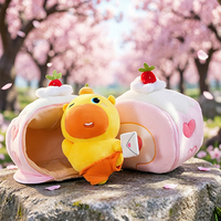 Peluche convertible 2-en-1 en forme de gâteau roulé suisse, avec fermeture éclair qui s'ouvre pour révéler une poupée capybara en peluche à l'intérieur, idéale comme décoration ou cadeau d'anniversaire