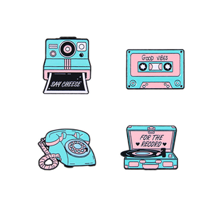 Rétro série caméra emblème Cassette pont lecteur CD téléphone broche broche en métal pour les hommes et les femmes tissu sac à dos décoration - Product Image 1