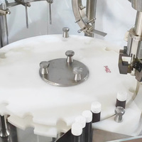 Machine de remplissage et de capsulage de bouteilles en plastique de 25/30ml Équipement d'emballage automatique pour machine de capsulage automatique de nourriture