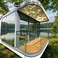 Cabane modulaire haut de gamme en forme de capsule préfabriquée avec grand balcon pour un glamping et une restauration de luxe