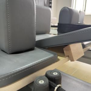 Máquina de Pilates <span class=keywords><strong>Reformer</strong></span> de Aluminio de Uso Comercial para Estudio, <span class=keywords><strong>Reformer</strong></span> de Pilates de Madera con Torre para Entrenamiento - Product Image 5