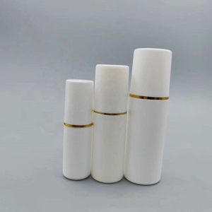 Botellas cosméticas cilíndricas blancas con tapa de rosca con franja dorada, material PP, envase de 30 ml. - Product Image 2