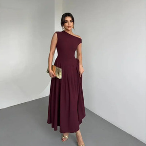 Abbigliamento Femminile Estivo Nuovo Elegante Vestito Lungo Monospalla Plissettato Leggermente Maturo - Product Image 1