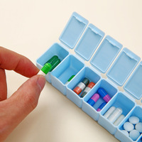 Boîte à pilules hebdomadaire minimaliste en plastique à 7 compartiments, distributeur de médicaments de poche portable