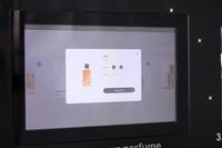 Distributeur automatique de parfum à écran tactile pour centre commercial Distributeur automatique de parfum acceptant les jetons de code QR par carte de crédit