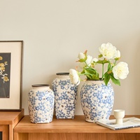 Vase en porcelaine bleu et blanc pour arrangement floral, décoration haut de gamme, style moderne minimaliste, design mid-century, en céramique pour table