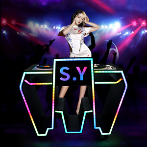 Cabine de DJ en forme de M avec éclairage LED et structure métallique pour spectacles sur scène - Product Image 3