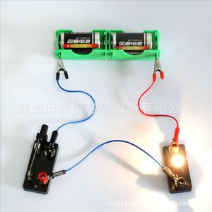 Un circuit simple composé d'un boîtier de batterie est utilisé dans un experiment de physique électrique. Cela implique des circuits fermés, de petits fils, etc. - Product Image 1