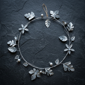 Corona de Hojas Metálicas Rústicas, Redonda, Hecha a Mano, Decorativa, con Flores, Sin Iluminación, Paquete Individual, Coronas Artesanales de Alta Calidad - Product Image 4