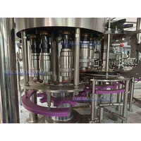 Machine de lavage, remplissage et bouchage de bouteilles en plastique entièrement automatique 3-en-1 à haute vitesse et pression normale pour jus, thé, café, eau
