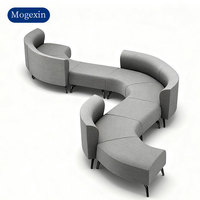 Ensemble de canapés d'angle sectionnels de luxe à trois places de couleur orange pour espace commercial moderne, avec design en forme de serpent, pour utilisation en villa