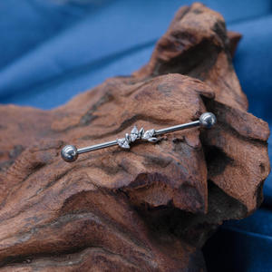 Pendiente industrial de titanio de 14g con circonita marquise en forma de hoja y flor, con rosca, para perforación de oreja, venta al por mayor en stock - Product Image 5