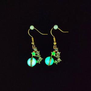 Boucles d'oreilles brillantes dans le noir, lune, étoiles et planètes, série galaxie, pour femmes - Product Image 4