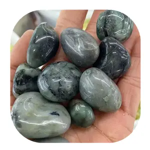 Nuovi arrivi pietra di smeraldo verde naturale burattata lucidata naturale di alta qualità in vendita