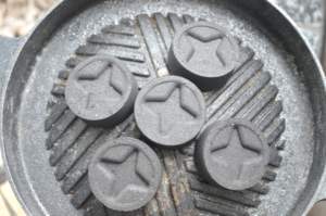 HongQiang 35mm étoile ronde charbon de <span class=keywords><strong>bois</strong></span> Shisha narguilé charbon éclairage rapide comprimés fruits <span class=keywords><strong>bois</strong></span> matière première ananas goût - Product Image 5