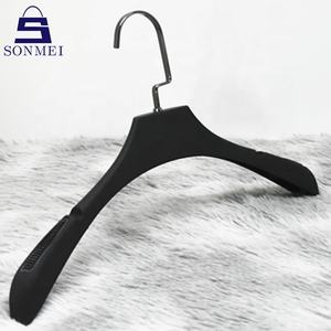 Appendini per abiti in gomma antiscivolo in plastica con gancio nero pistola - Product Image 1